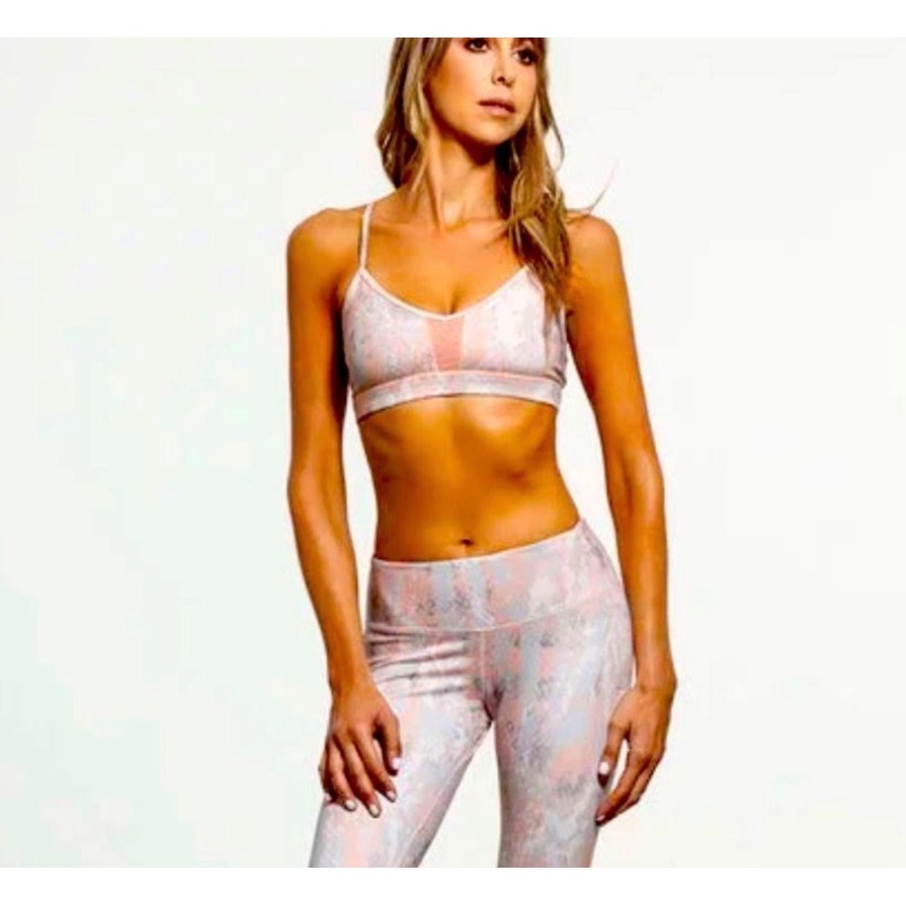 ALO Yoga Goddess Sports Bra Athleisure Hiking Running Gym Peach XS